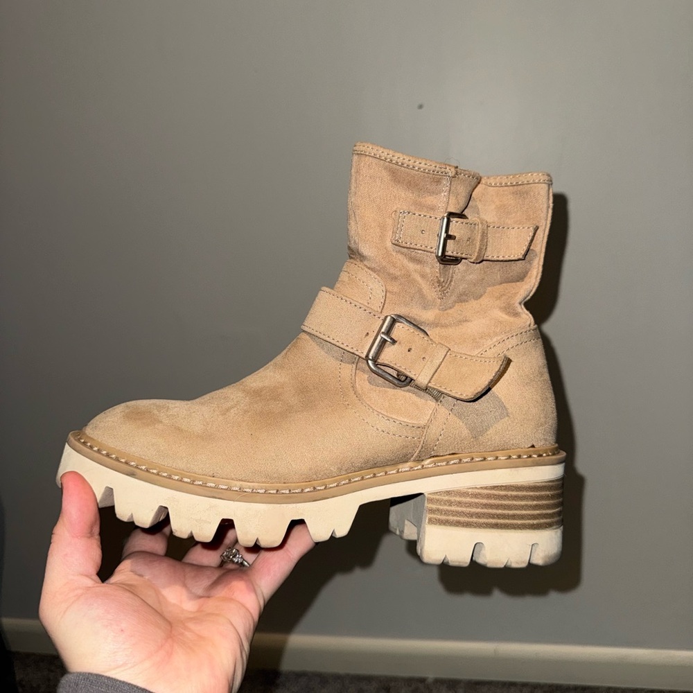 Universal thread Beige Boots with Buckle
